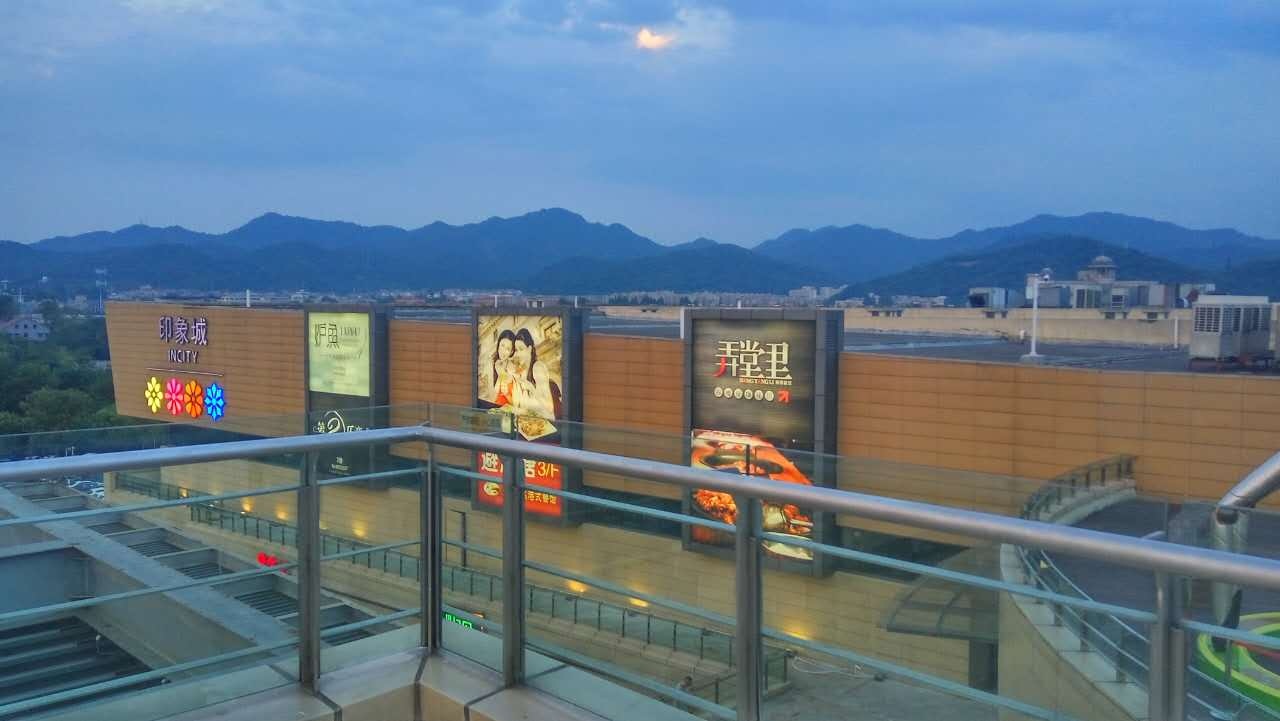 霓虹成颓废的港口
